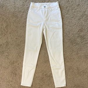 White American Eagle skinny jeans - size 6
